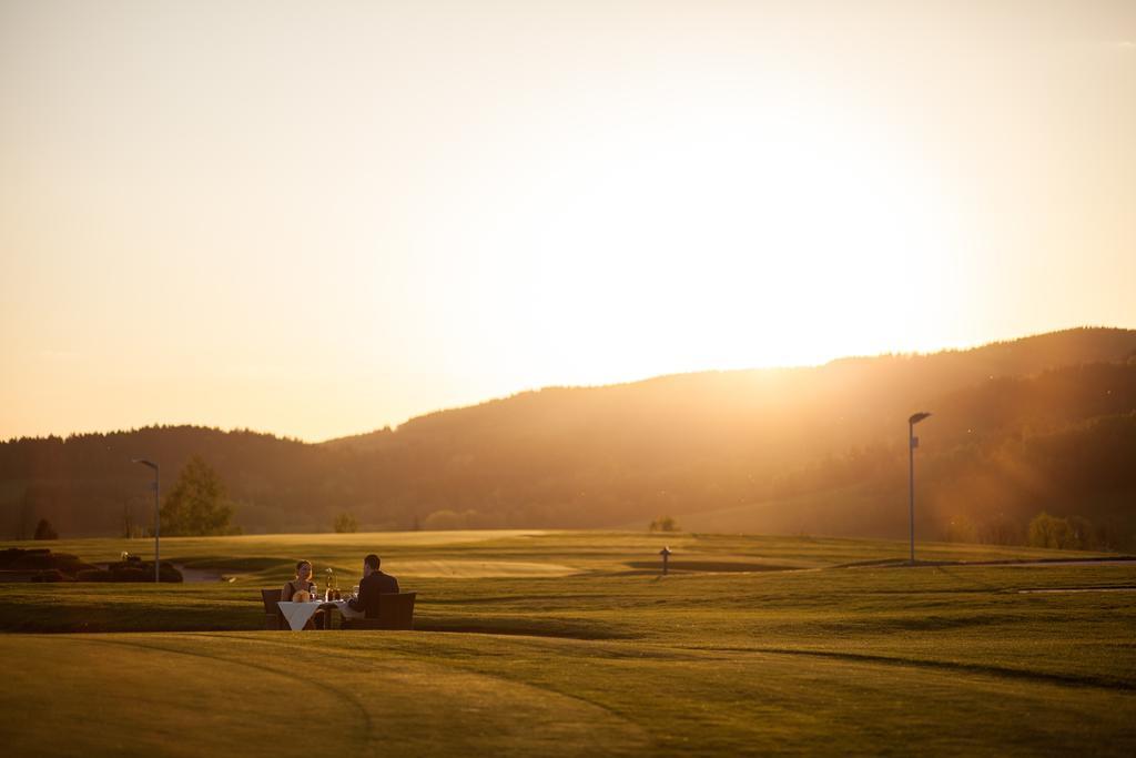 Grund Resort Golf And Ski Mladé Buky Esterno foto