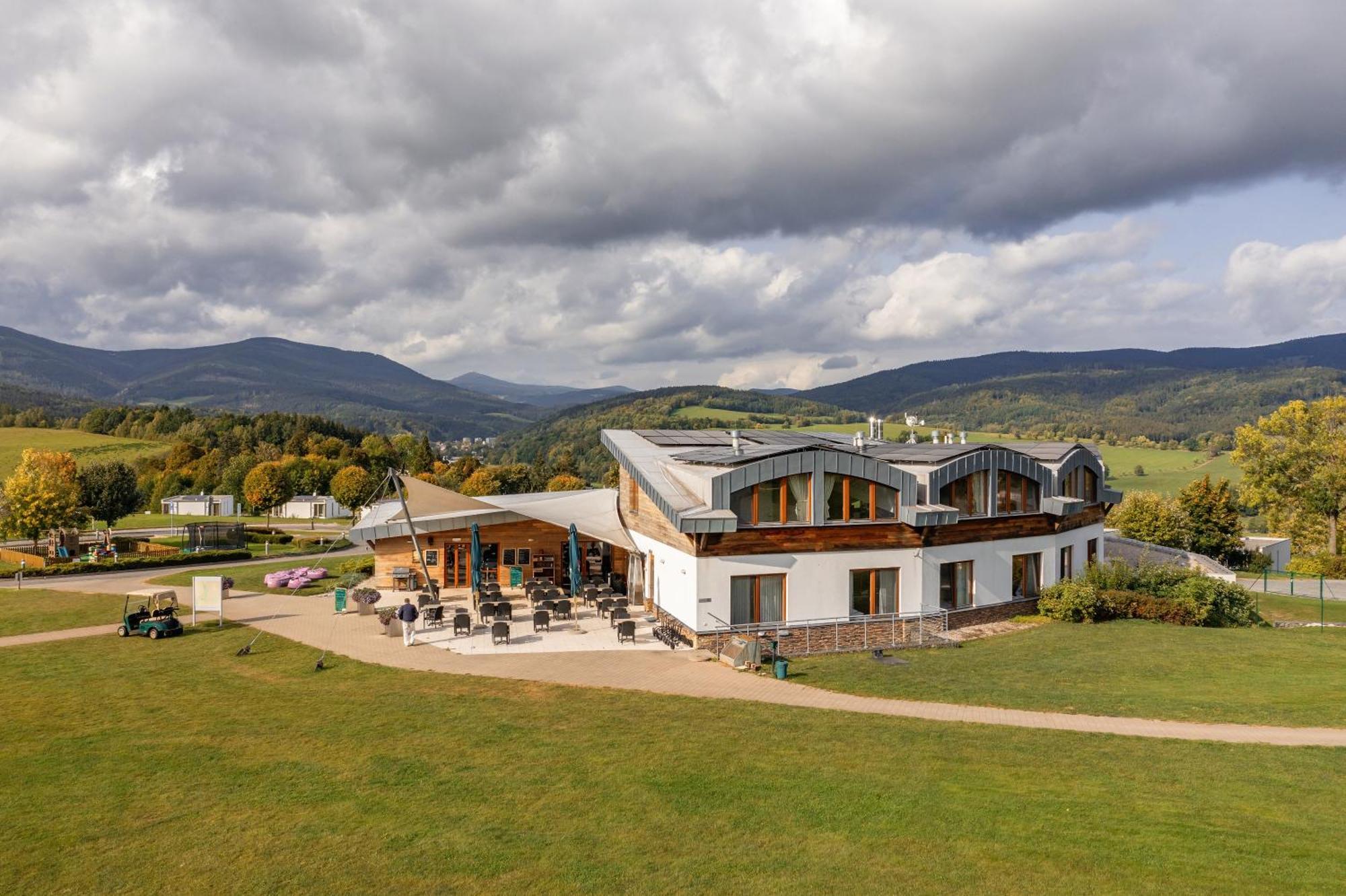 Grund Resort Golf And Ski Mladé Buky Esterno foto