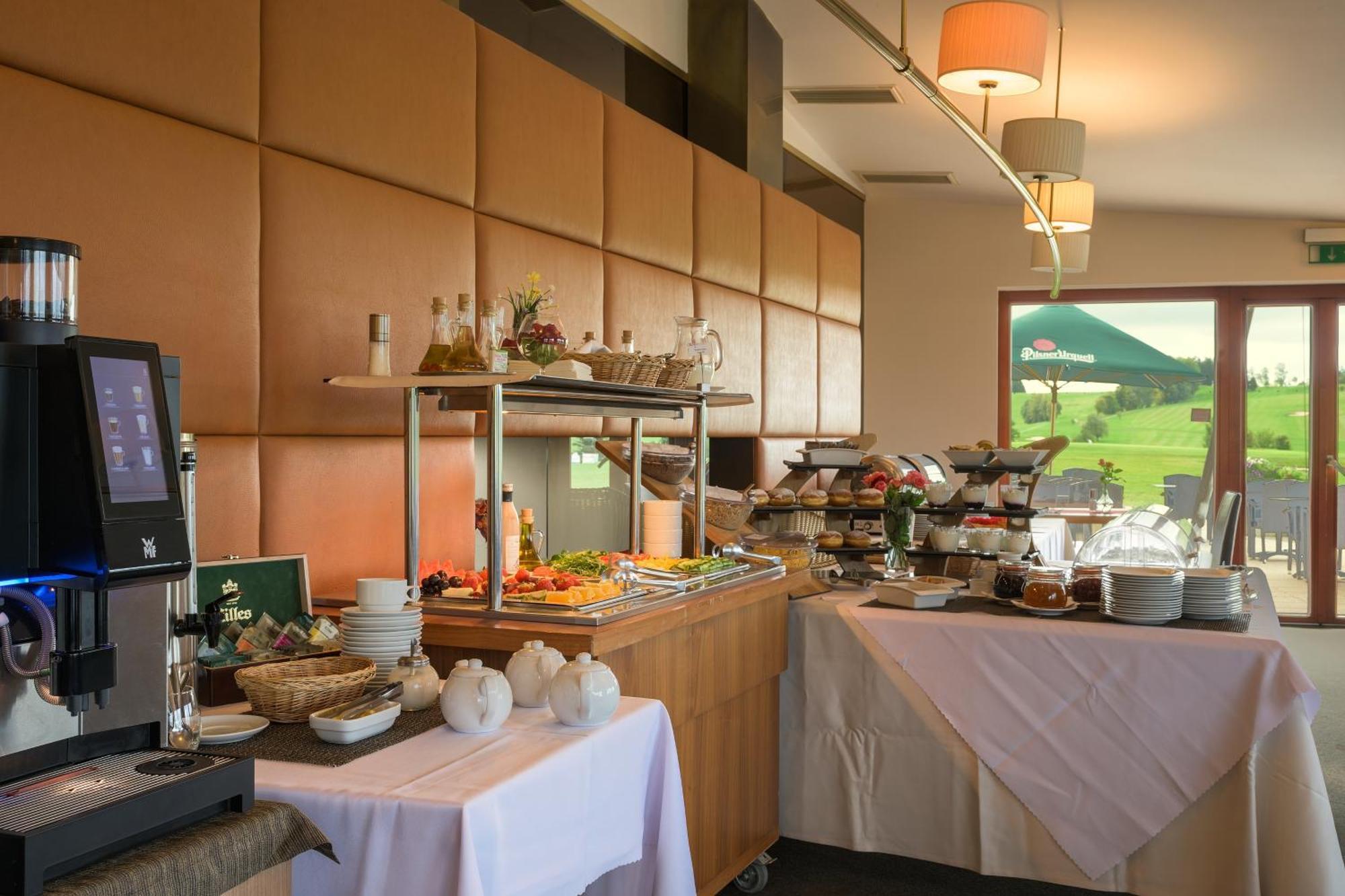 Grund Resort Golf And Ski Mladé Buky Esterno foto