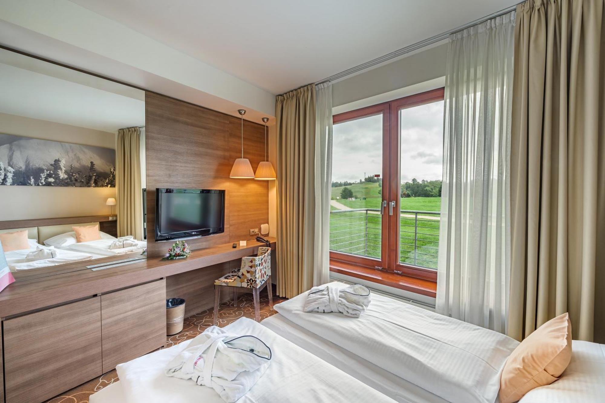 Grund Resort Golf And Ski Mladé Buky Esterno foto