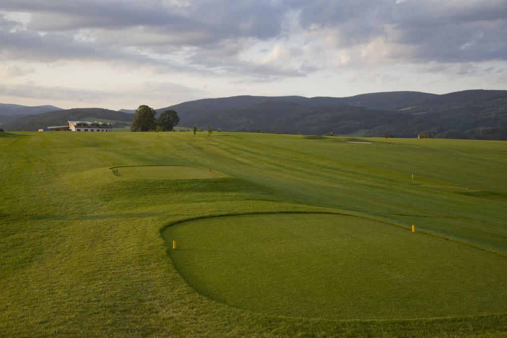 Grund Resort Golf And Ski Mladé Buky Esterno foto